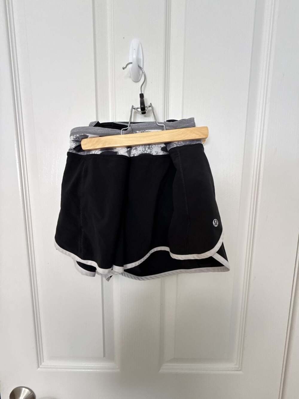 Lululemon Speed Short Size 10 Black White Patterned Waistband